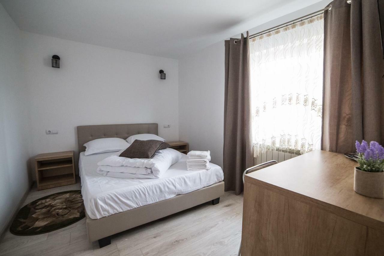 מלון קאמפולונג מולדובנסק Casa Burduhos מראה חיצוני תמונה