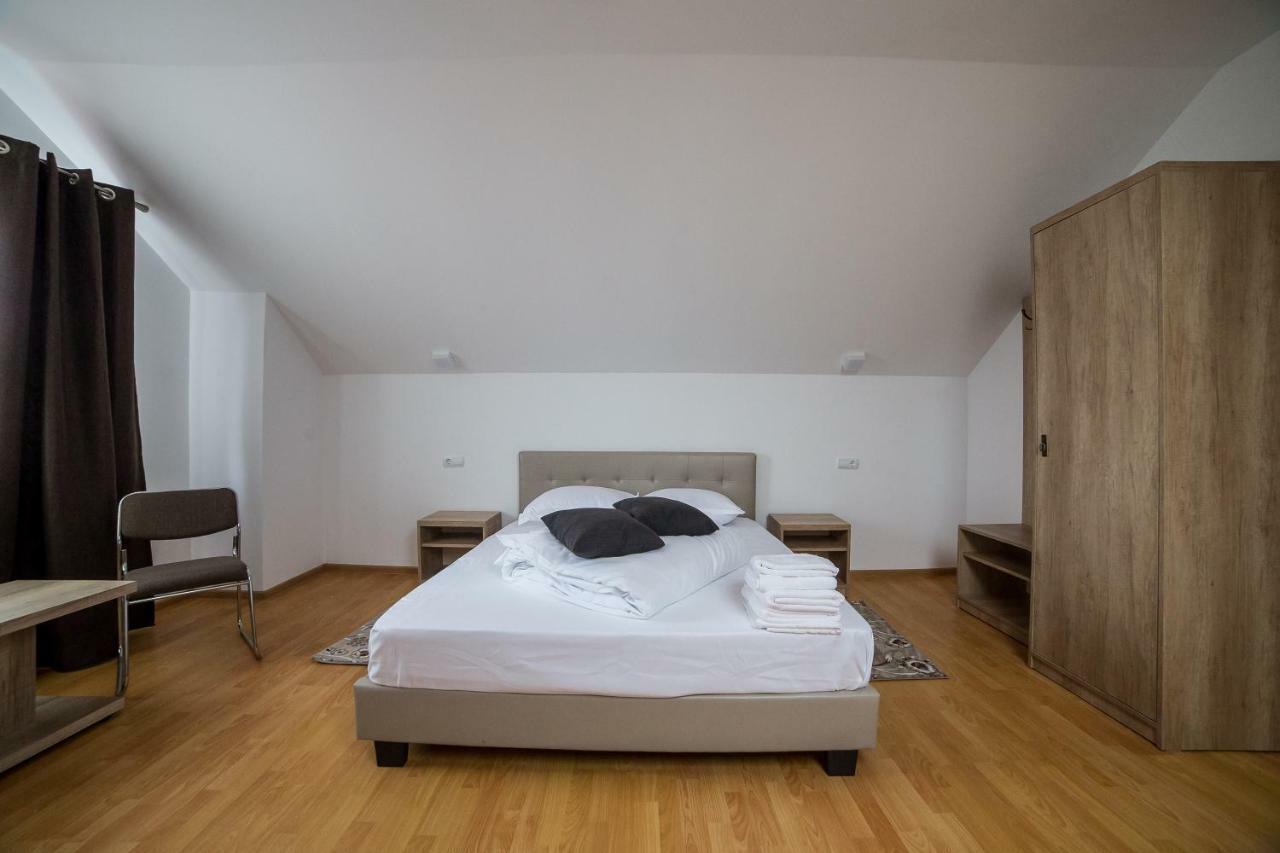 מלון קאמפולונג מולדובנסק Casa Burduhos מראה חיצוני תמונה